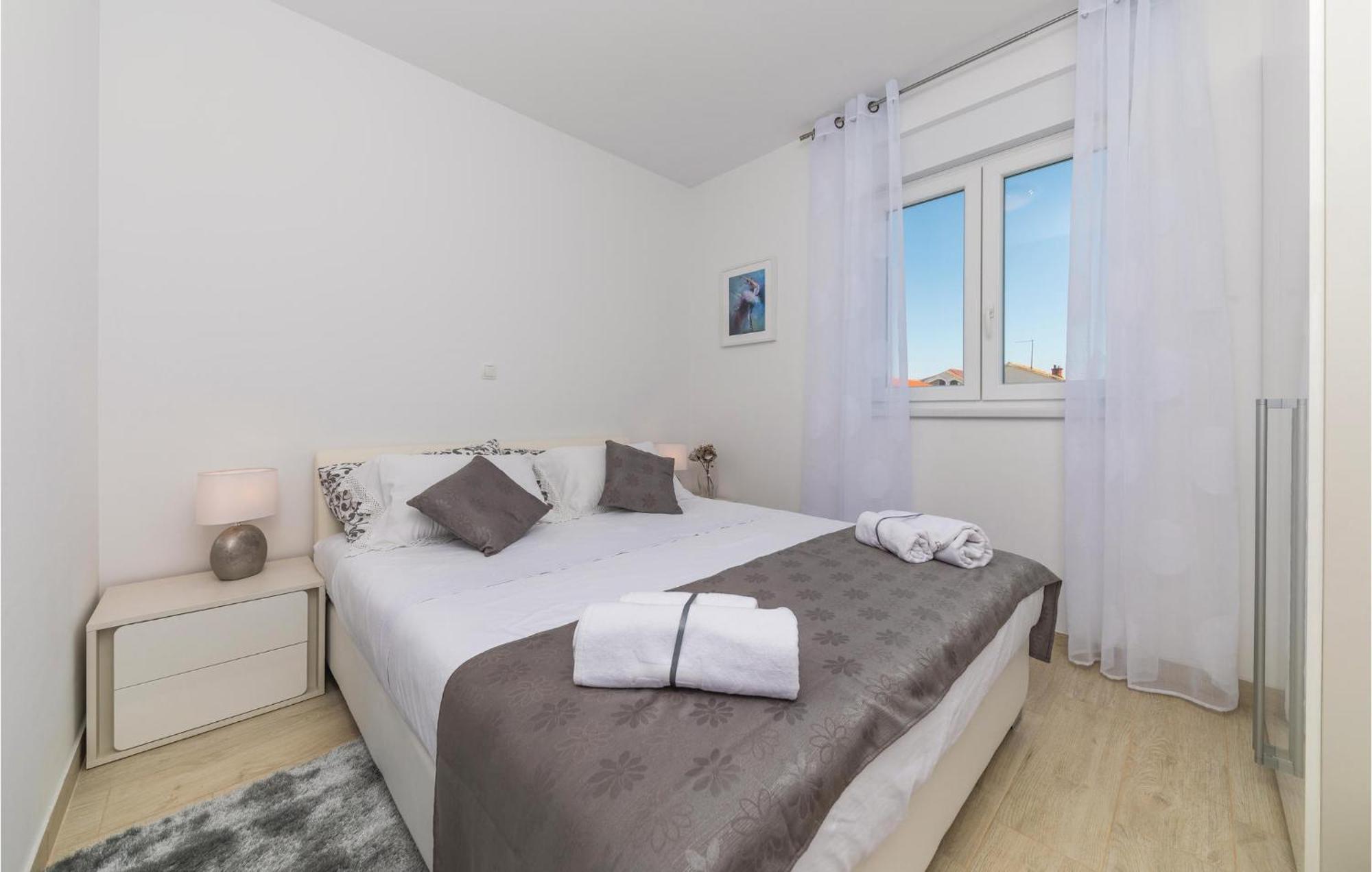 2 Bedroom Amazing Apartment In Трогир Екстериор снимка