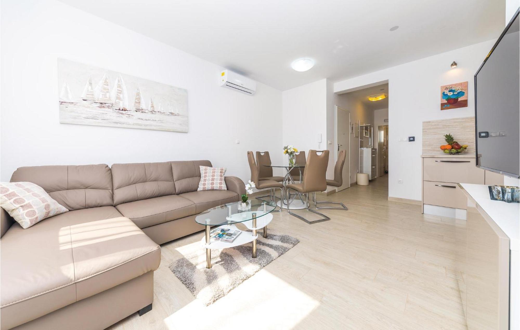 2 Bedroom Amazing Apartment In Трогир Екстериор снимка