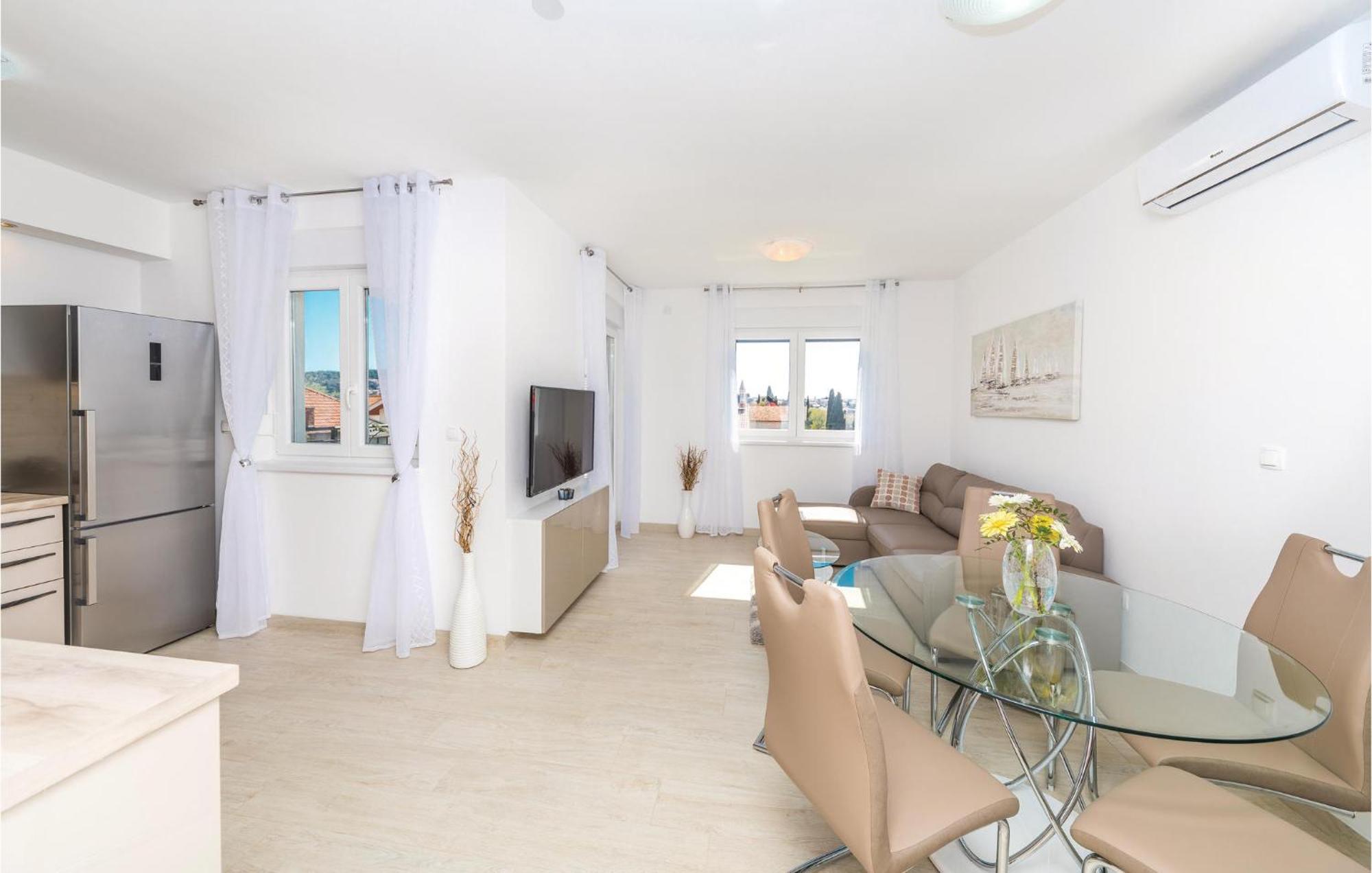 2 Bedroom Amazing Apartment In Трогир Екстериор снимка