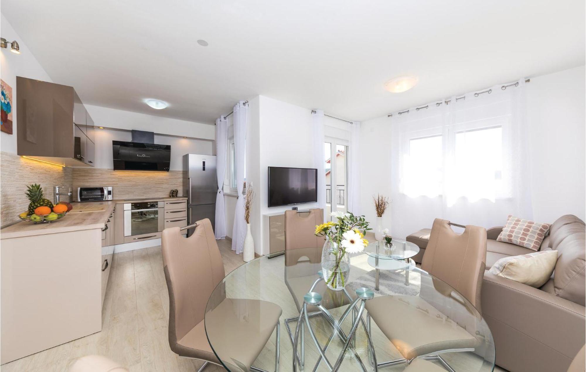 2 Bedroom Amazing Apartment In Трогир Екстериор снимка
