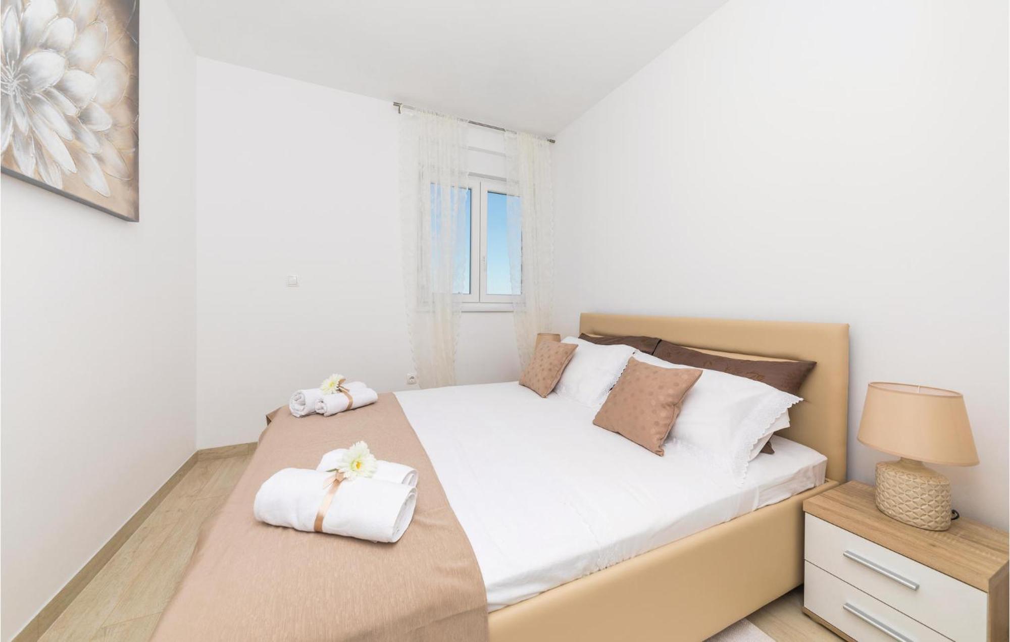 2 Bedroom Amazing Apartment In Трогир Екстериор снимка